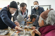 김기웅 서천군수, 연말 맞이 경로식당 배식봉사