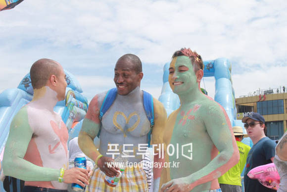 2013년 보령머드축제에서 컬러머드를 체험하고 있는 외국 관광객들