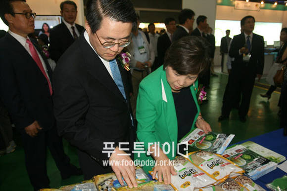 행사장 둘러보는 윤명희 의원 (새누리당), 김재수 사장 (aT)