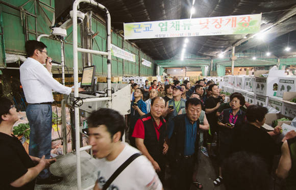 서울 가락시장에서 전자경매가 이뤄지고 있는 모습. 최고 가격을 제시한 중도매인과 낙찰가가 전광판에 자동으로 표시된다.