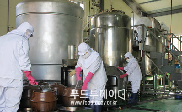 최규동 대표(왼쪽)가 산수유 가공회사인 '지산식품'에서 직원들과 제품을 만드느라 여념이 없다.