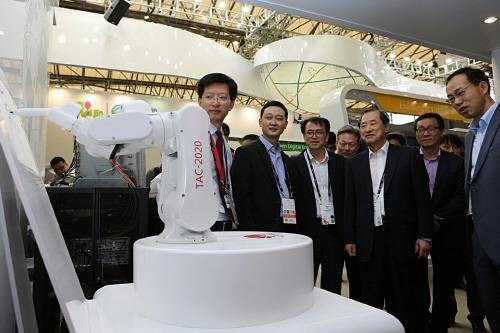 LG유플러스 이상철 부회장이 화웨이 부스에서 저지연성(Low Latency) 로봇 시연을 보고 있는 모습.