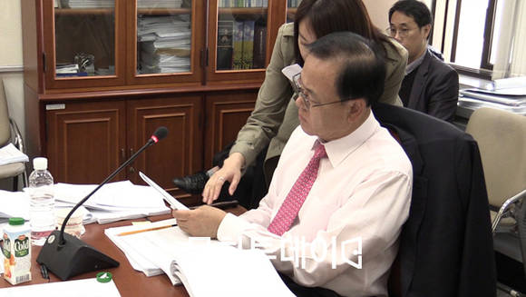 이명수 국회 보건복지위원회 법안심사소위원장이 설명을 듣고 있다.